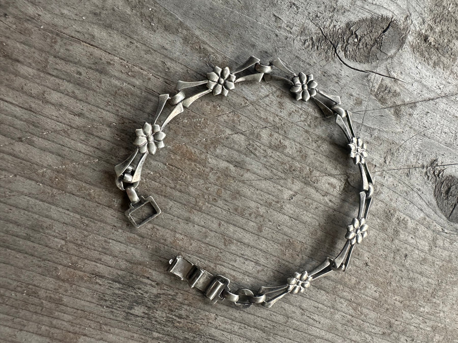 Maude Silver Linked Flower Bracelet - Stone Cooper
