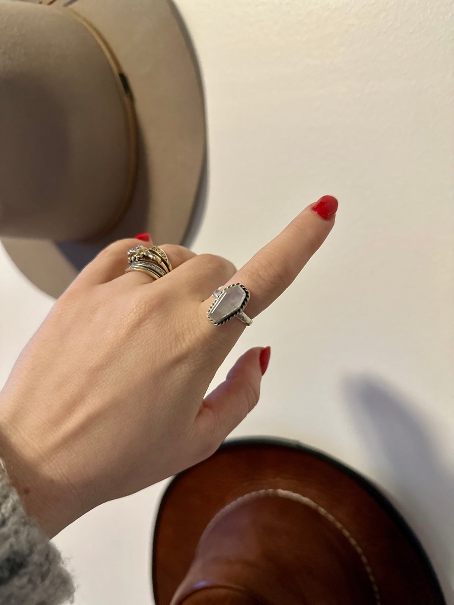 Transcendant Ring (Onyx, Labradorite or Moonstone) - Stone Cooper