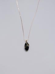 Oyra 10K Vintage Onyx and Diamond Leaf Necklace - Stone Cooper